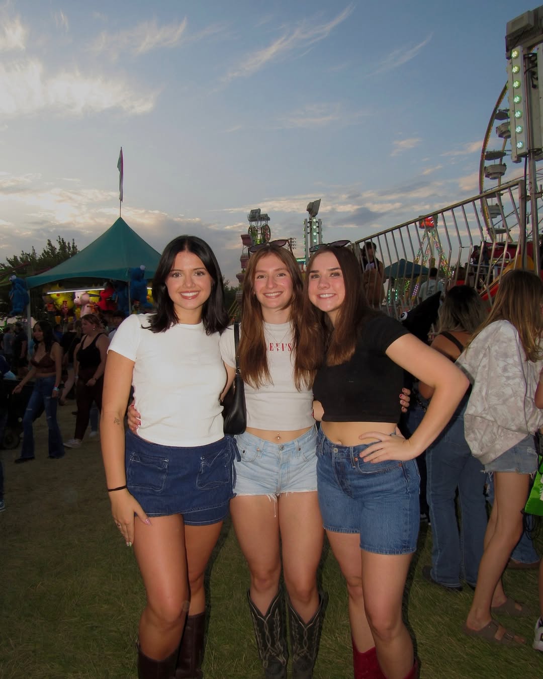 At Uncommon, friends aren't just the people you live near \u2014 they're the people who make the place feel like home. \ud83e\udd1d\u2728\n\nFrom late-night study sessions to impromptu Target runs, coffee walks, pool days, movie marathons, and \u201cwe probably shouldn't be laughing this hard\u201d moments\u2026 the best memories here are the ones made together. Whether you came with friends or found your people along the way, Uncommon is where connections turn into community \u2014 and community turns into family. \ud83d\udc9b\n\nHere's to the roommates who become besties, the neighbors who knock just to say hi, and the friendships that make every day a little brighter.\n\nLive uncommon. Live connected. \ud83c\udf1f\n\n