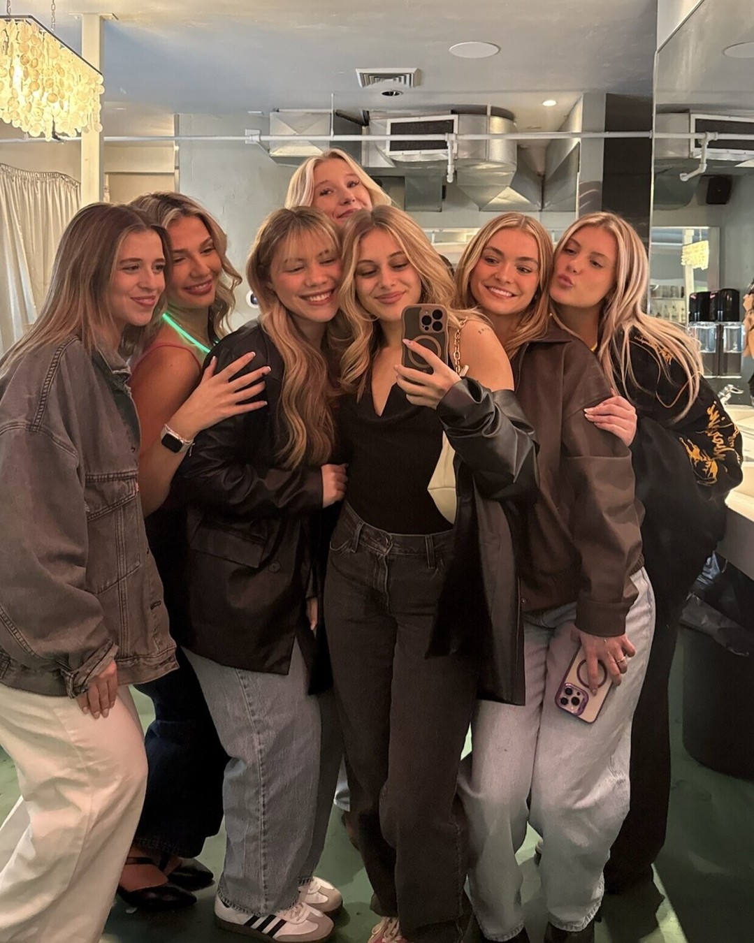 \ud83d\udea8 SPECIAL ALERT \ud83d\udea8\n\nYour new apartment just came with a bonus \ud83d\udc4f\nSign within 48 hours of approval and get:\n\n\ud83d\udcb0 $500 Gift Card for 1 Bedroom Homes\n\n\ud83d\udcb0 $300 Gift Card for 2x2 Homes\n\n\ud83d\udcb0 + $150 in waived signing fees\n\nMiss the 48-hour window? You can still earn a bonus:\n\n\u2022 1 Bedroom: $250 Gift Card\n\n\u2022 2x2: $150 Gift Card\n\n\u2728 The earlier you sign, the more you save. Make sure to get your tour scheduled as soon as possible! Spots are filling up quick.\n\n